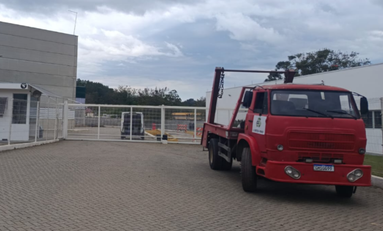 Caçamba de entulho da GS Caçambas – atendimento no Jardim Santa Maria, em Jacareí