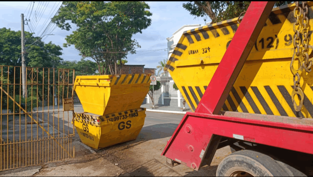 Caçamba de entulho da GS Caçambas – atendimento no Parque Meia Lua, em Jacareí